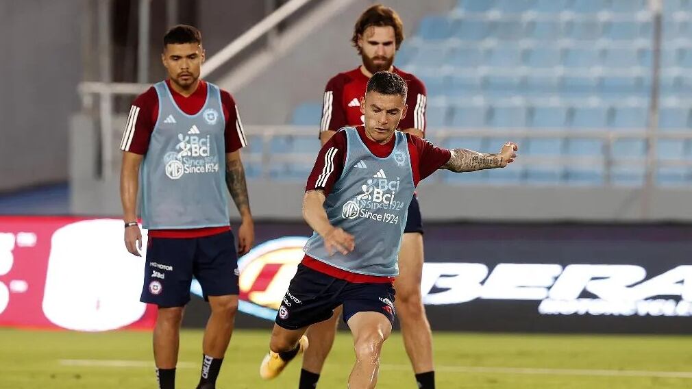 Los seleccionados chilenos Charles Aránguiz, Paulo Díaz y Ben Brereton, entrenan en el estadio Monumental de Maturín, donde este martes 17 de octubre enfrentarán a Venezuela por la cuarta fecha de las Clasificatorias Sudamericanas al Mundial de 2026.