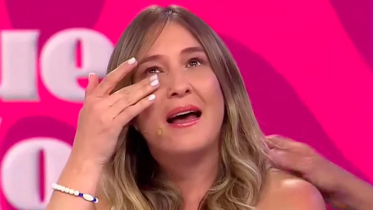 La comediante Vale Saini ha entregado detalles de su salida del programa Hay que Decirlo de Canal 13, donde fue una de las panelistas desde el comienzo del show, hasta principios de marzo, cuando dejó el espacio de farándula.
Esta semana, Saini confirmó que dejó el programa luego de protagonizar un problema en el hotel donde se hospedó durante la semana del Festival de Viña del Mar, pero aclaró que la decisión de dejar el espacio televisivo estaba de antes y que el carrete no fue “hardcore” como se comentó en redes sociales y medios de comunicación.
“Ese carrete no fue la razón de mi salida del programa, yo no salí del canal, sigo en el podcast. Yo en esa noche estaba emocionada celebrando, ya estábamos reventados después de todo el Festival”, comentó en entrevista con LUN.
“Y sobre los escándalos que se dicen, no pasó nada, sólo bailar hasta abajo. Sé que dicen que hubo una pelea en el hotel y no e hubo eso. Me han escrito amenazándome con tenemos un video, tenemos imágenes, y me da lo mismo, que suban lo que quieran, y si hubiera pasado algo, mis amigos me ‘hubieran dicho””, añadió.
Saini reconoce que hubo una conversación con ejecutivos, pero más que una llamada de atención como tal, fue una recomendación de que debía cuidarse más siendo una figura pública.
“Más que retarme, porque no tengo 20 años, es que me trataron de cuidar. Claramente, como era la nueva, y una ya es pública, me aconsejaron qué hacer si carreteaba. Además que no fue un carrete hardcore, simplemente fue esa champaña que no me tuve que tomar”, afirmó