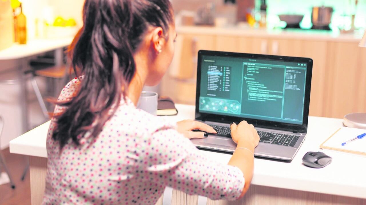 Fundación Soymás abre postulaciones 2026 a becas de formación laboral gratuitas para madres jóvenes