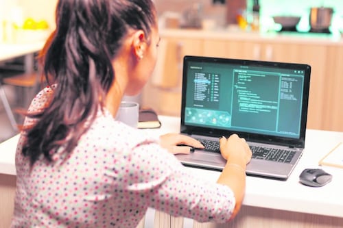 Fundación Soymás abre postulaciones 2026 a becas de formación laboral gratuitas para madres jóvenes