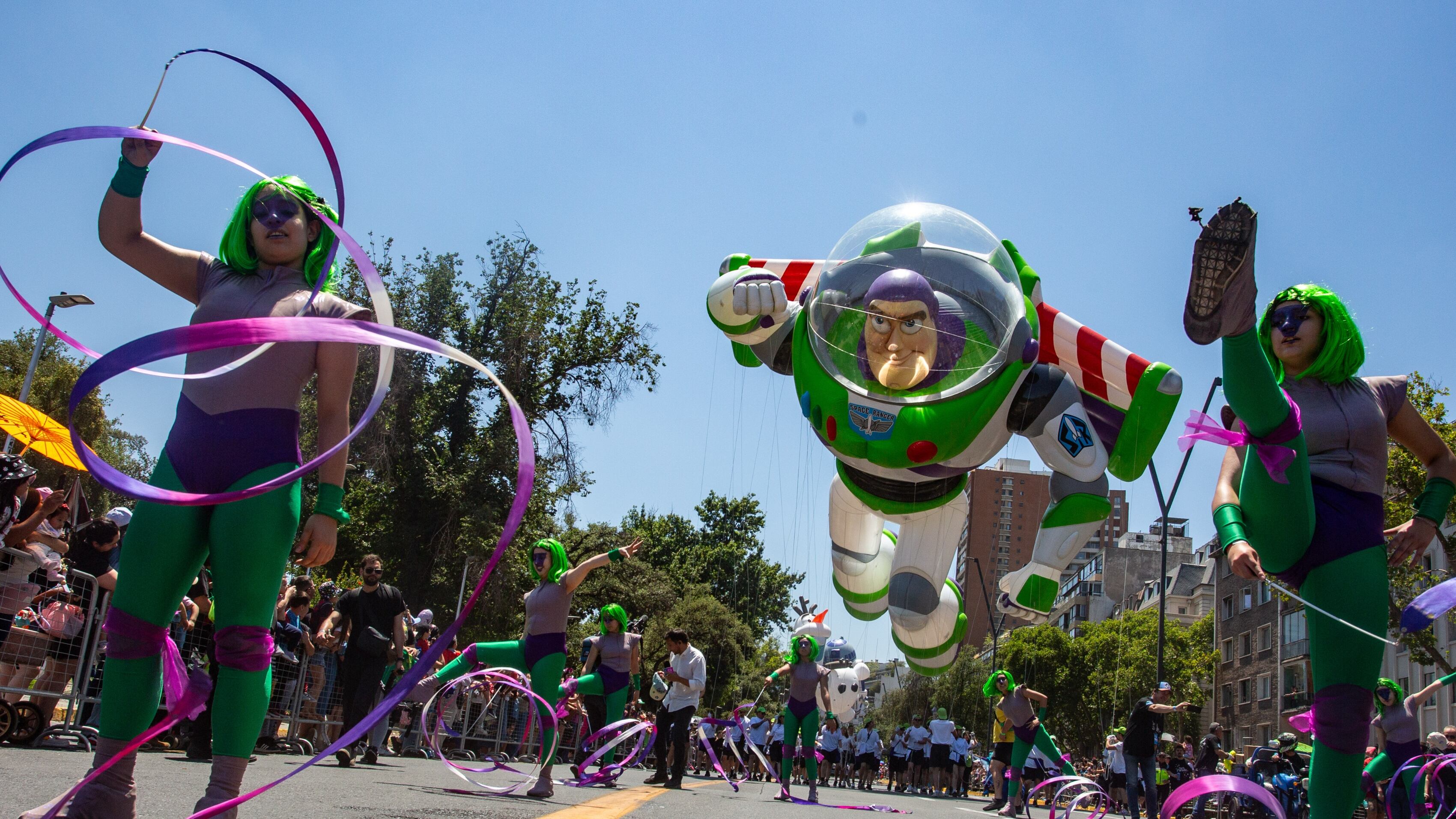Este año se realizó nuevamente el tradicional paseo de corpóreos del Paris Parade.