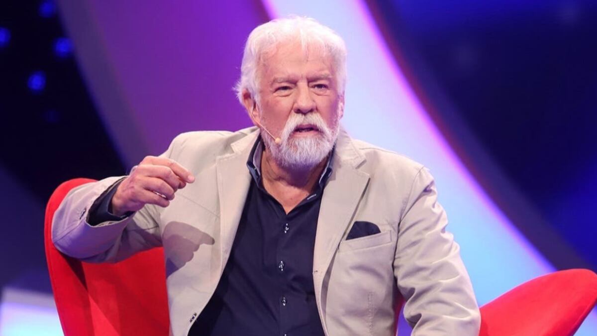 En el podcast “Vamos a calmarnos”, Iván Arenas -conocido como el profesor Ross-comentó sobre los tiempos en el humor, donde reflexionó sobre el retiro de Coco Legrand, asegurando que lo vio mal en su última función.
Cuando le consultaron sobre el humor de moda, Arenas reflexionó sobre la situación de Legrand y comentó que fue testigo de su última presentación, y que no estaba en buenas condiciones.
“Otros lamentan por ejemplo el estado en que está Coco Legrand de haberse retirado por su enfermedad y sus años también. Eso te indica también que hay que saber cuando colgar los guantes como lo hacen los boxeadores”, comenzó Arenas.
“Porque llegar hasta una cierta vejez - con el debido respeto- y tratar de no estar viejo, el cuerpo acusa”, añadió.