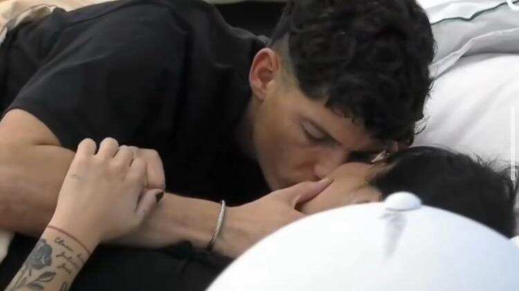 Beso entre Camila Power e Íñigo