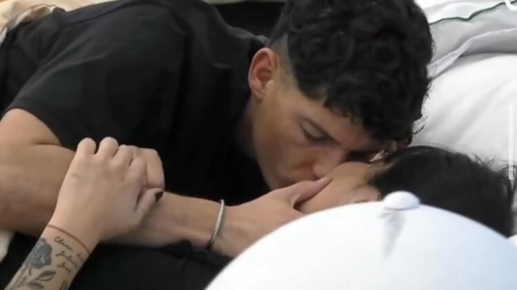 Beso entre Camila Power e Íñigo