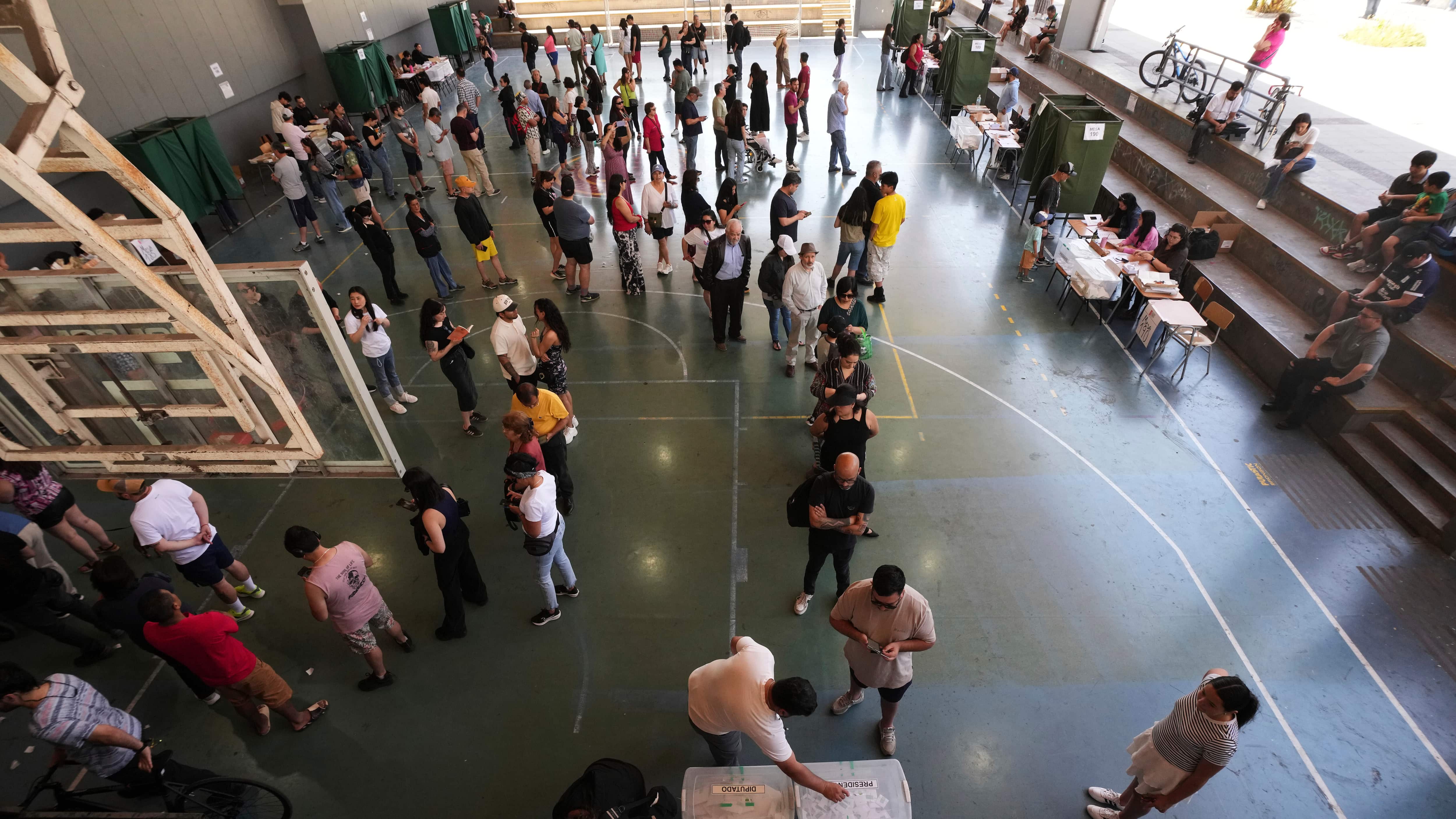 Las personas hacen fila en un centro de votación durante las elecciones generales en Santiago de Chile, el domingo 16 de noviembre de 2025. (Foto AP/Esteban Félix)