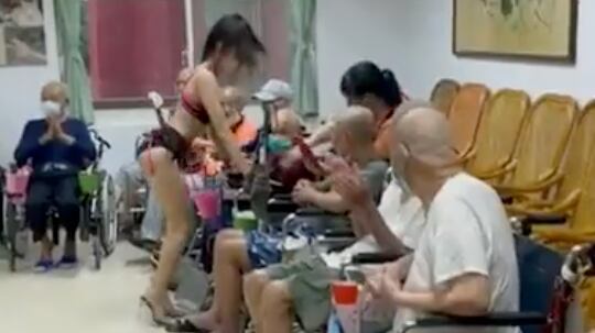 Bailarina exótica en show para ancianos