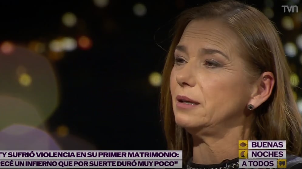 La querida actriz Katty Kowaleczko reveló en el programa “Buenas noches a todos” de TVN, el infierno que vivió durante su primer matrimonio, donde reconoció que fue “muy golpeada” y hubo episodios de violencia, incluso en la vía pública, cuando tenía 17 años de edad.
“Haberme casado con una persona que estaba enferma psiquiátricamente”, habría sido el gatillante, pero en ese momento tenían la genuina intención de hacer un proyecto de vida familiar. Pero con el tiempo pudo abrir los ojos y quiso “arrancar de esta situación”.
“Llega esta persona locamente enamorado, me ofrece matrimonio, me saca de Santiago y empieza un infierno que por suerte para mí, duró muy poco”, contó, sorprendiendo al animador Eduardo Fuentes con su impactante relato.
“Fueron solo seis meses de matrimonio que tuve, en donde lo pasé muy mal. Fui muy golpeada. Siempre me preguntan detalles. Hubo de todo, puños, patadas, en donde yo también me enfermé”, reveló.
Debido a ello, sinceró que “es súper importante también conversarlo. Uno no sale indemne de una experiencia de vida así, donde tuve que hacer también una terapia, pero por suerte fueron seis meses, no hubo consecuencias de hijos. Se cortó”.
Según contó, el momento de salir de esa relación dañina fue cuando él la quiso golpear en la calle y se cobijó en los brazos de su madre, para pedirle ayuda.
“Yo llegué a Santiago un día, él me quiere golpear en la calle y yo tenía tanto miedo que salí corriendo...corrí, corrí, corrí, que yo creo que era el motor del miedo y llegué donde estaba mi mamá que en ese tiempo trabajaba en un local en el centro”
Ahí, le contó todo lo que ocurría con su marido y ella la protegió. “Te quedas acá al lado mío”, le dijo, mientras averiguaba dónde buscar un buen terapeuta.
Sin embargo, el problema no terminó ahí. Puesto que al llegar a la casa con sus madre, su marido estaba ahí y le contó a su papá que ella tenía otros hombres.
“Mi papá ya estaba muy enfermo, todavía estaba vivo. Cuando llegamos a casa. Este marido estaba en mi casa y le había contado otra historia a mi papá. Que yo me quería separar, que yo estaba llena de amantes donde vivíamos, que era una suelta, que era aquí, que era allá”, descaseteó.
“Mi papá había tenido, no sé, cuatro, cinco infartos, que era una persona que uno lo trataba con algodones. Y cuando entro en la noche de vuelta con mi mamá, veo la cara de mi padre pero indignado, indignado. Y mi mamá me dice ‘cuéntale’. Yo le decía ‘mamá, mi papá está delicado’. Y me dijo ‘cuéntale, que le de un infarto, no importa, pero le tienes que contar”, relató.
Tras ello, su padre tomó un arma y lo amenazó de muerte si no se alejaba de su hija para siempre. “No tengo nada que perder, le dijo”.
“Este marido que te digo, sentado ahí. Mi papá, mi mamá y yo en el living. Empiezo a narrar… mi papá no dijo nada, mi papá escuchó, escuchó. No lo miraba, nada. Yo no sabía que estaba pasando por la cabeza de él. Y cuando terminé, mi papá se levanta. Tenía un arma, tenía una pistola calibre 22. Por seguridad, súper inscrita y todo. Fue militar, sabía de armas, por suerte. Y vuelve de la habitación con el arma en la mano y le dice ‘no te quiero ver más cerca de mi hija, porque te juro que te mato. No tengo nada que perder. Sal de mi casa. Uno (empezó a contar). Y esta persona salió volada. Y recuerdo que mi papá anduvo como seis meses con el revólver en el bolsillo”, cerró.