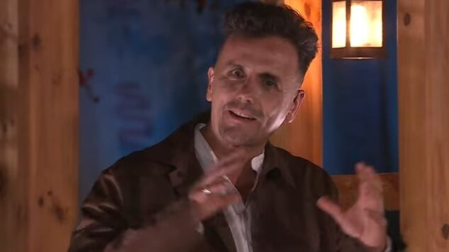 El animador del reality le informó anoche de las nuevas reglas del programa a los concursantes.