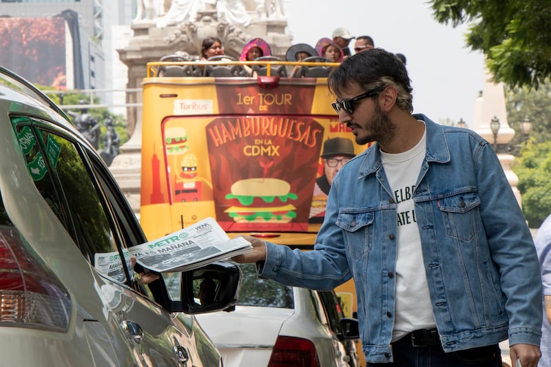 Morat repartiendo ejemplares de Publimetro México en el Paseo de la Reforma