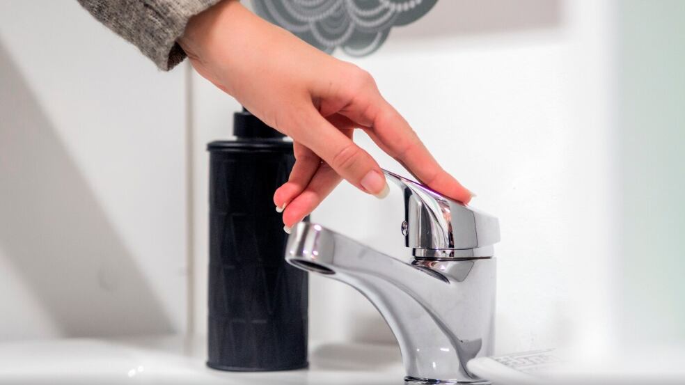 Higiene. Limpieza de manos. Lavándose las manos. Mujer lavarse las manos.