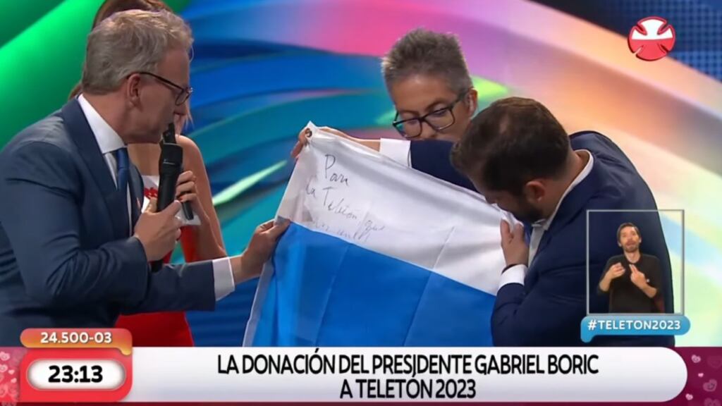 Bandera de la U. Católica firmada por el Presidente Gabriel Boric