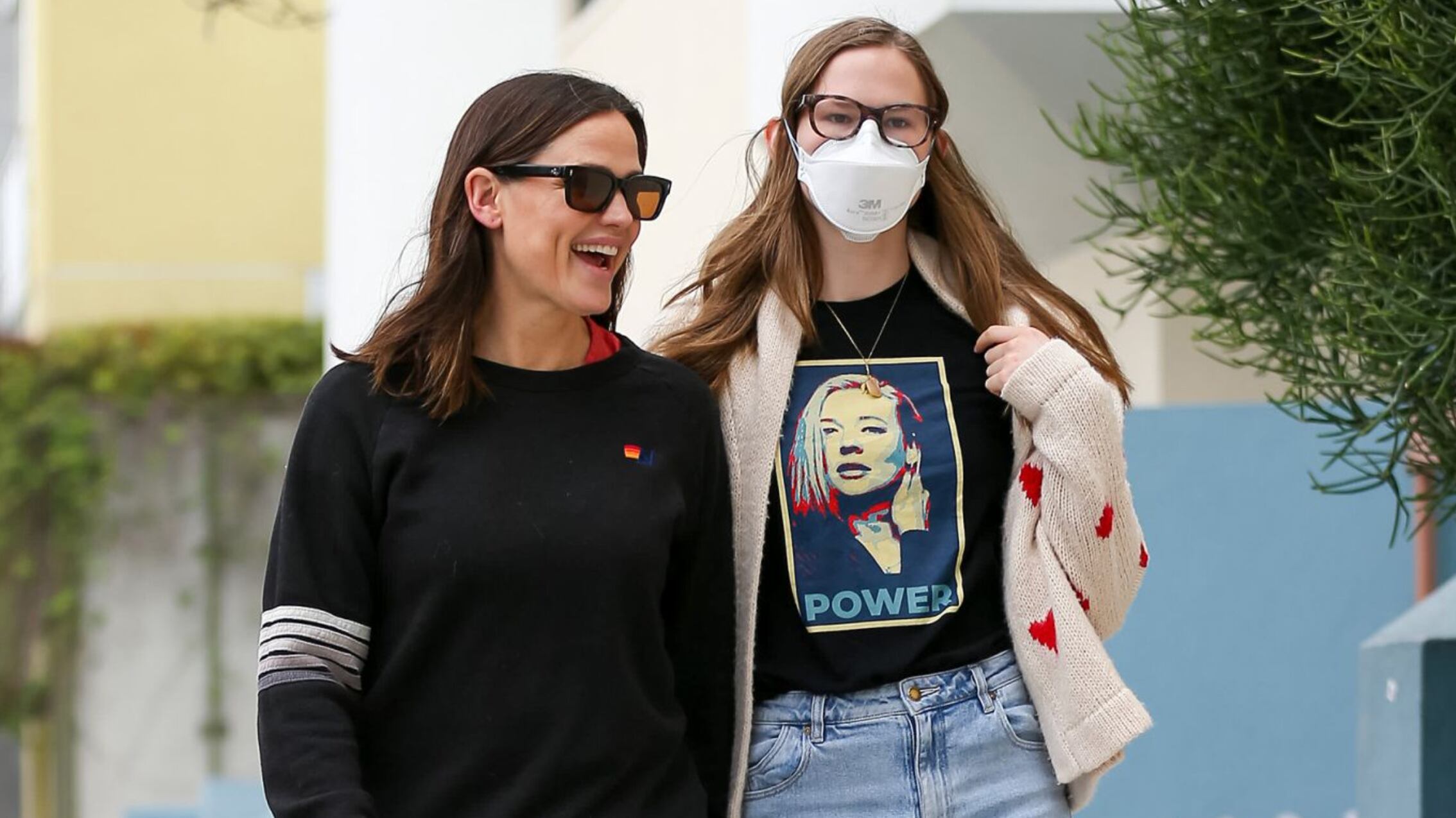 Se llama Violet y tiene 18 años