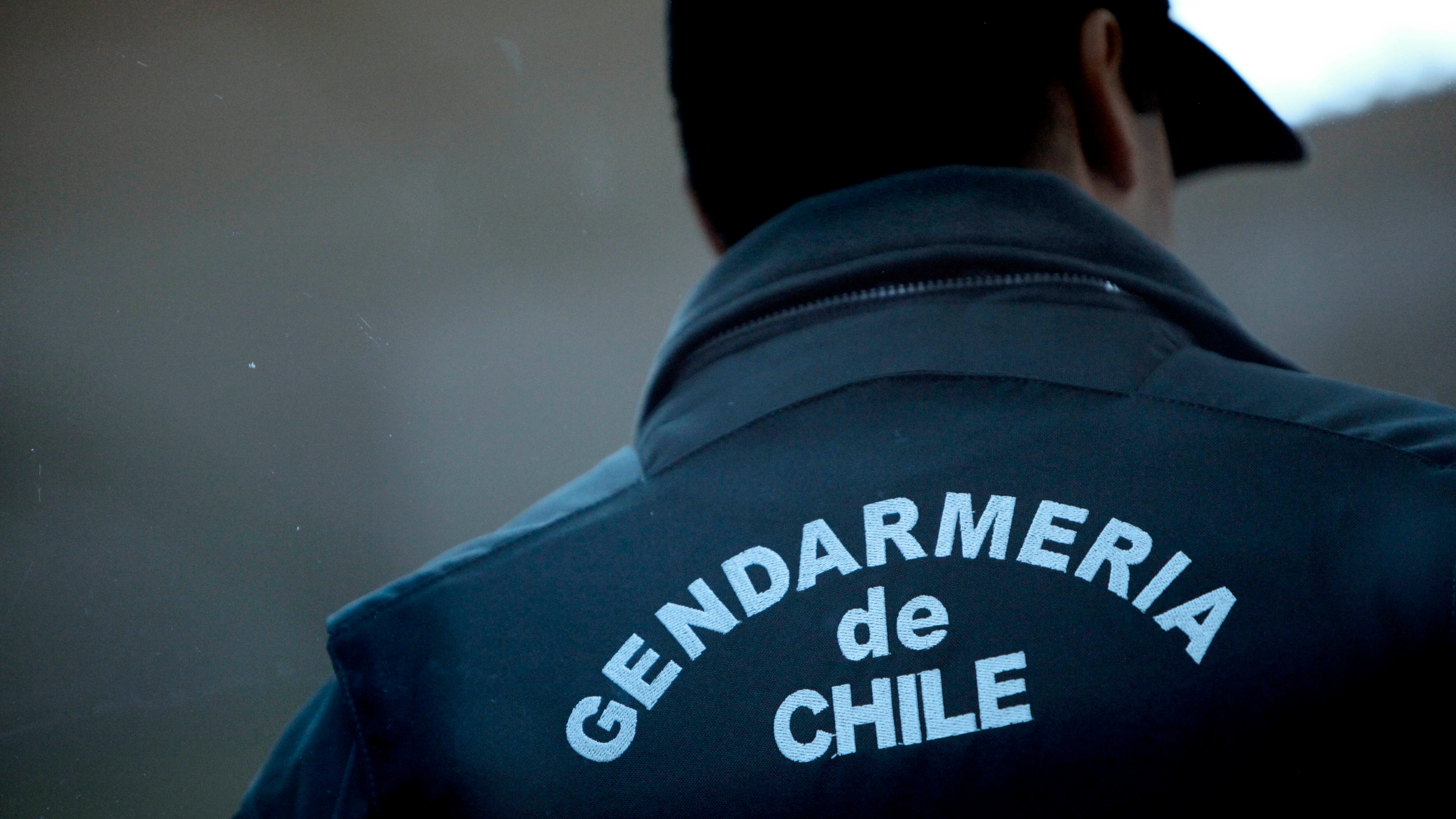 Gendarmería Chile (Imagen referencial) | 14 de Octubre 2015/CAÑETE
Esta semana se ha iniciado el Juicio contra dos Comuneros Mapuche, en la imágen detalle de un Gendarme, por un supuesto hurto de madera, en un caso que involucra más de 8 millones de pesos que los acusados habrían robado desde un fundo de forestal Mininco. Estos dos peñis de la zona de Arauco, encabezan importantes procesos de recuperación territorial en el sector de Wentelolen, entre Cañete y Tirua.
FOTO: MARIBEL FORNEROD/ AGENCIAUNO