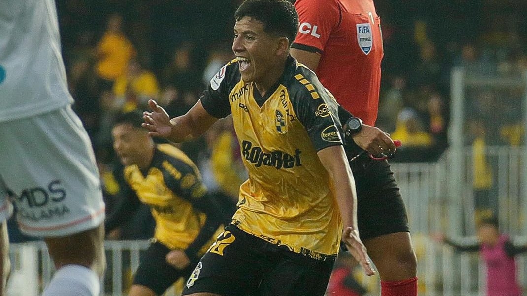 El juvenil delantero debutó en el fútbol profesional anotando dos goles a Cobreloa.