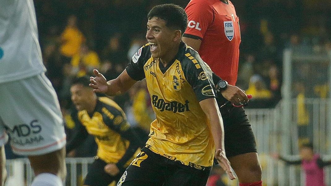 El juvenil delantero debutó en el fútbol profesional anotando dos goles a Cobreloa.