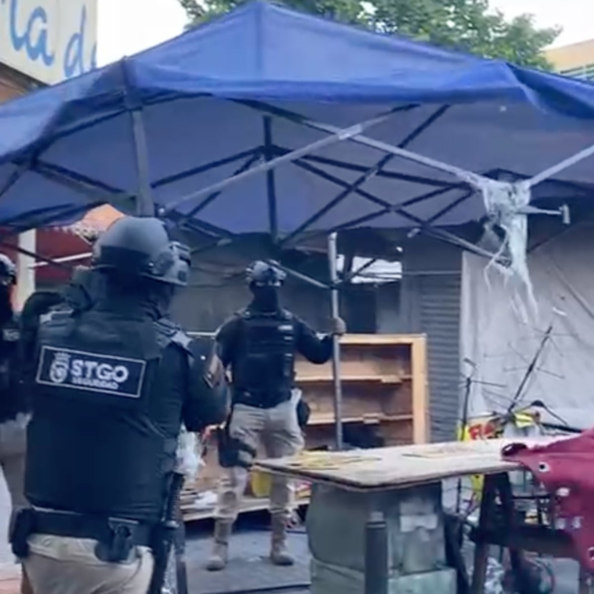 Mario Desbordes anuncia nuevas rejas en barrio Meiggs Mario Desbordes anuncia nuevas rejas en barrio Meiggs