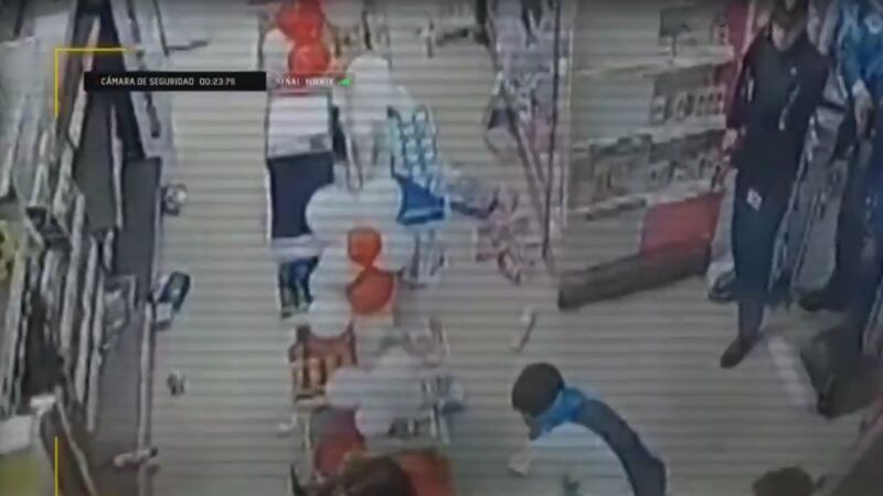 Turbazo en farmacia | Captura: T13
