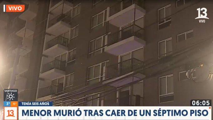 No habrían pasado ni cinco minutos de que una madre salió de su departamento para ir a vender galletas a las tres de la mañana, desde el piso 7 al 9, cuando fue alertada que su hijo de 6 años se precipitó del edificio, perdiendo la vida al instante.
La tragedia ocurrió en calle San Carlos con Ancud, en las cercanías de Vicuña Mackenna, cuando en horas de la madrugada la mujer salió del inmueble para subir al piso 9 a realizar la entrega, momento en que fue informada por los vecinos que el menor había caído desde gran altura.
Testigos informaron que el niño se acercó al balcón y terminó cayendo, puesto que no contaba con malla de seguridad. El primero en llegar fue el conserje, quien intentó realizar maniobras para reanimarlo.
Al llegar personal médico, se corroboró que el pequeño se encontraba fallecido.
Según el relato preliminar que entregó la madre de nacionalidad venezolana, es que “sería conocida en el edificio por vender galletas. Había subido del piso 7 al 9 cuando fue alertada que su hijo se precipitó del departamento”, reportó 24 Horas de TVN.
La investigación está en manos de la Brigada de Homicidios y se trabaja bajo la hipótesis de un accidente.
Accidentes por faltas de malla
Esta no es la primera vez en el año que un niño muere tras caer desde un departamento a gran altura. Hace un mes atrás, una pequeña de tres años cayó desde un piso en Quinta Normal.
Se supo que sus padres la habían dejado al cuidado de una vecina, quien había salido de la casa durante 20 minutos para ir a buscar a su hijo, dejando sola a la niña mientras dormía.
Al despertar la menor, se acercó a la ventana y cayó, puesto que el inmueble, a pesar de que funcionaba como guardería ilegal, no contaba con mallas de seguridad.
