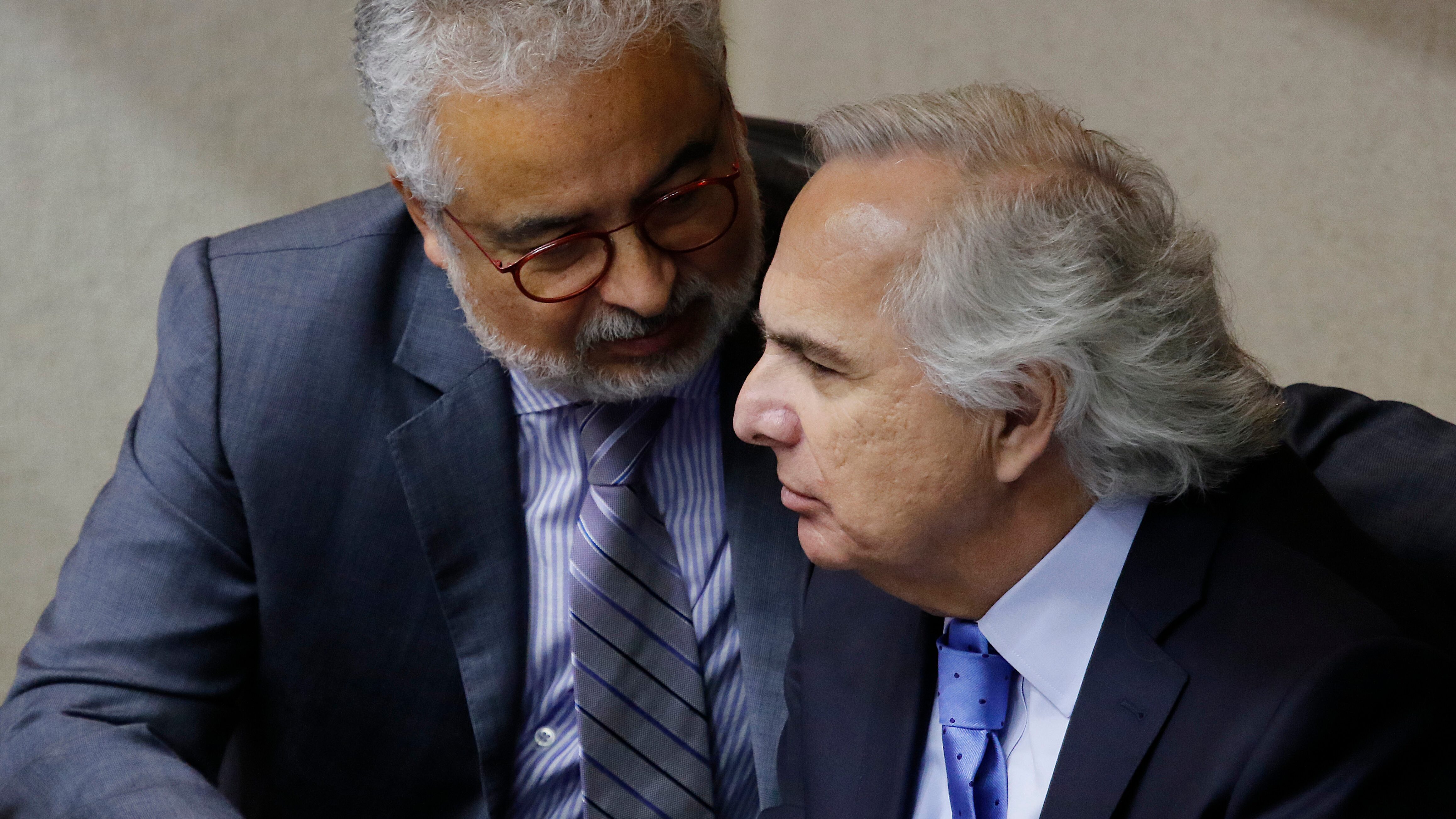 Luis Hermosilla y Andrés Chadwick, durante la acusación constitucional en el Congreso, en diciembre de 2019. / Agencia Uno