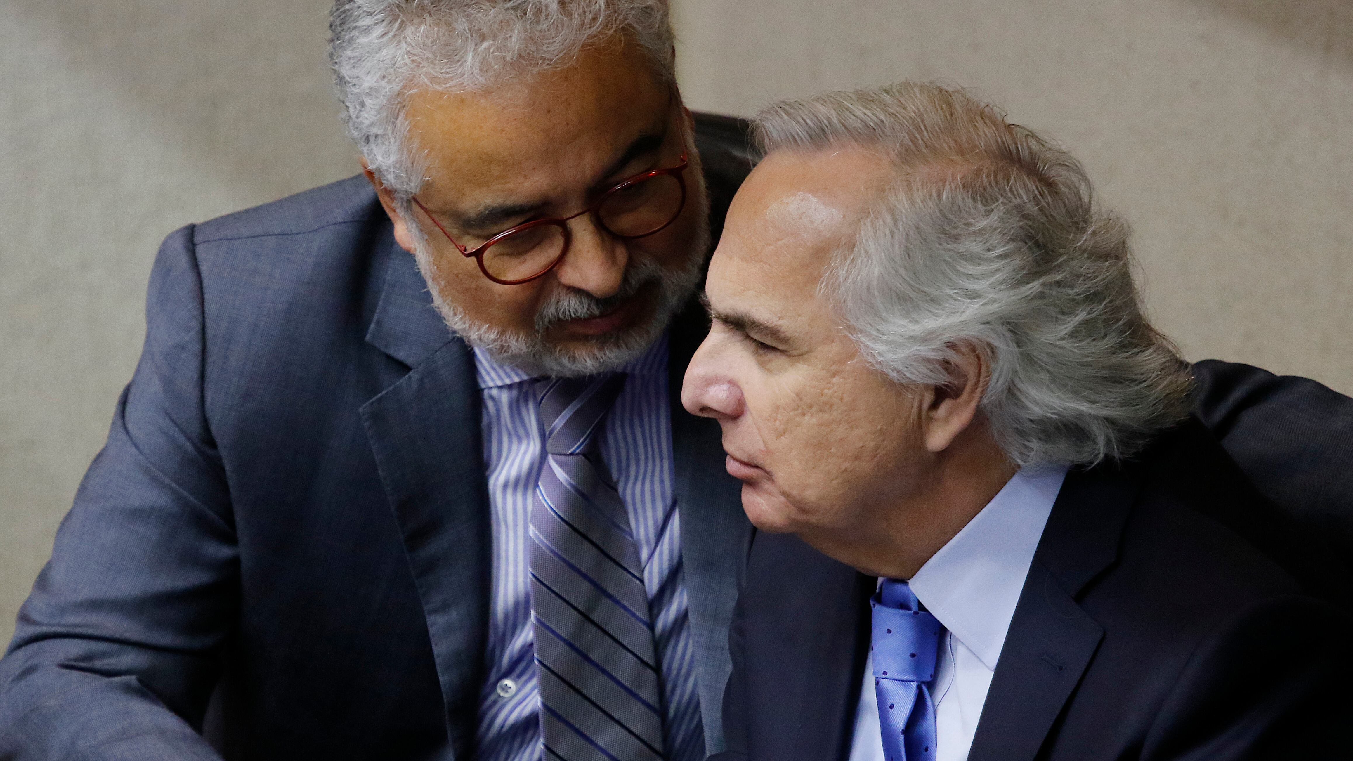 Luis Hermosilla y Andrés Chadwick, durante la acusación constitucional en el Congreso, en diciembre de 2019. / Agencia Uno