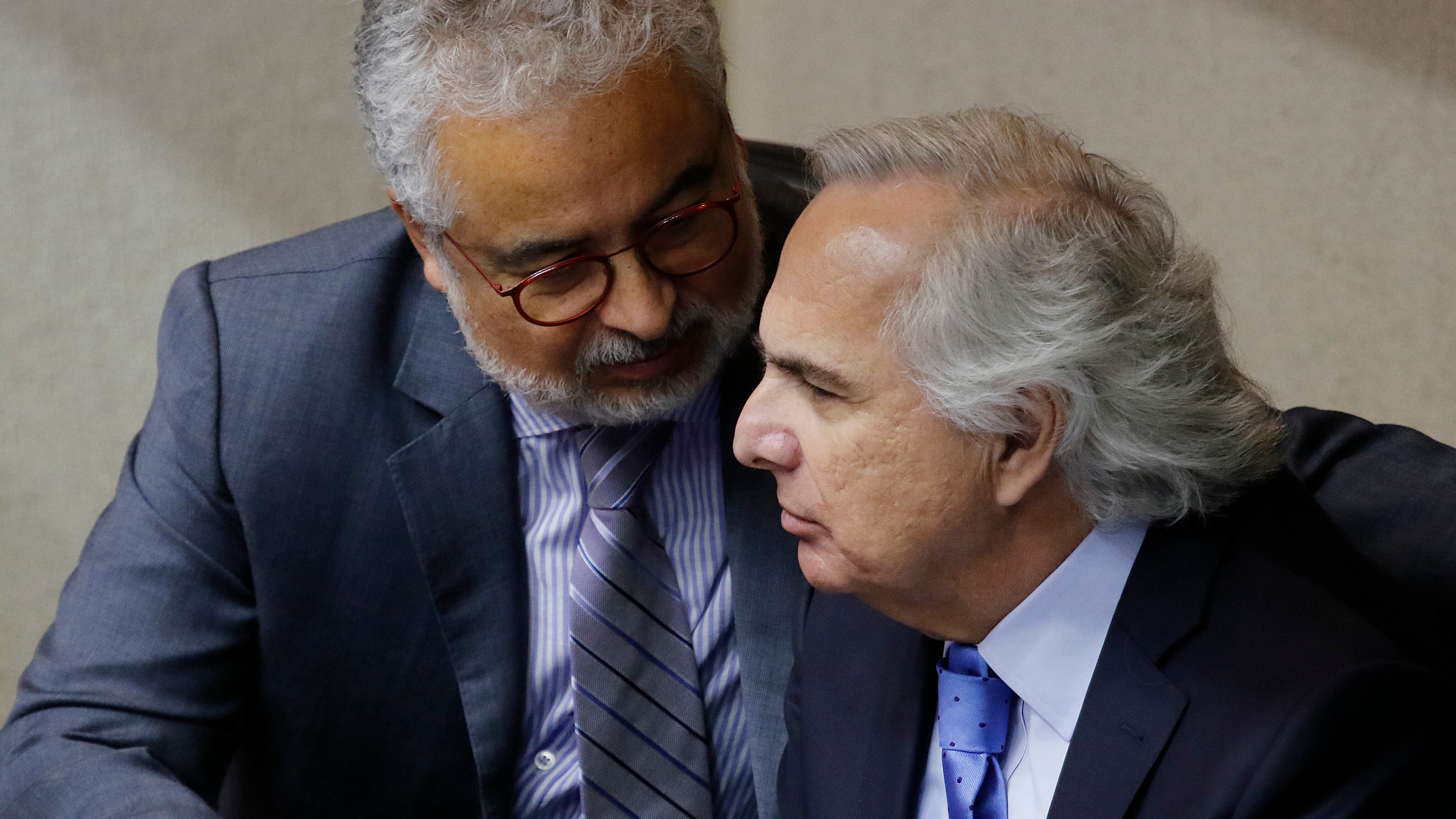 Luis Hermosilla y Andrés Chadwick, durante la acusación constitucional en el Congreso, en diciembre de 2019. / Agencia Uno