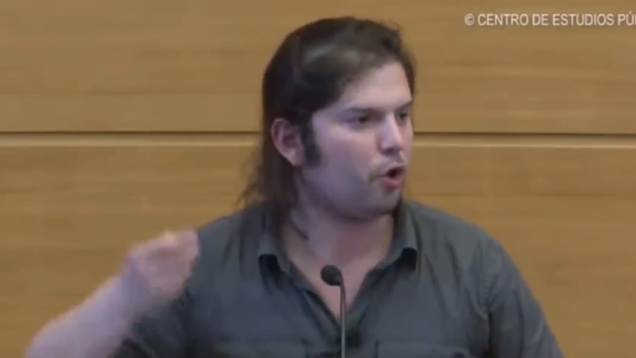 En las últimas horas diferentes cuentas de Twitter, Instagram y TikTok viralizaron un breve video donde se observa a Gabriel Boric, en su época de diputado, llamando a “hacer la revolución con el lumpen”.
Una frase fuera de todo contexto que muchos se tragaron sin más. Uno de quienes lo difundió fue el diputado de la UDI, Sergio Bobadilla, señalando que el actual Presidente mantenía las “mismas ideas”, pero que entonces “las decía sin tapujos”.
También cayó el diputado del Partido Republicano, Cristian Araya. “Presidente Boric, ¿sigue pensando lo mismo? ¿Tendrá alguna relación con el 18 de octubre?”, escribió el honorable.
¿QUÉ DIJO REALMENTE BORIC?
Para comprobar de qué se trataba este extracto, la cuenta de Twitter “Historia de Chile” buscó la grabación completa y constató que se trataba de un simple bulo, es decir, una noticia falsa a partir de un video manipulado.
Se trataba de una intervención del entonces diputado Boric en un foro organizado por el Centro de Estudios Públicos (CEP) en 2014, donde fue invitado junto a Giorgio Jackson y Vlado Mirosevic.