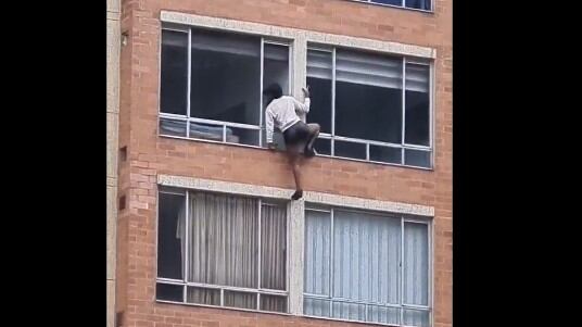 La mujer intentó bajar escalando, pero cayó