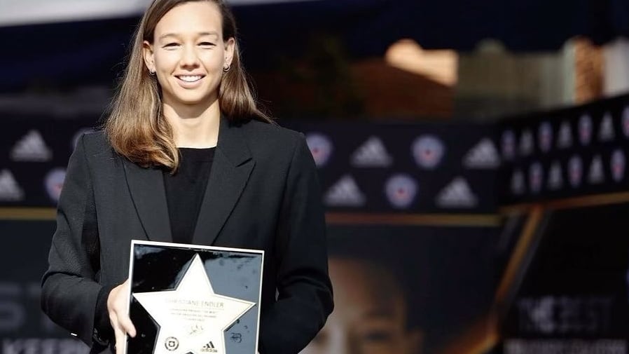 La seleccionada chilena fue elegida este lunes como la mejor arquera de la temporada 2022-23 de la liga francesa.