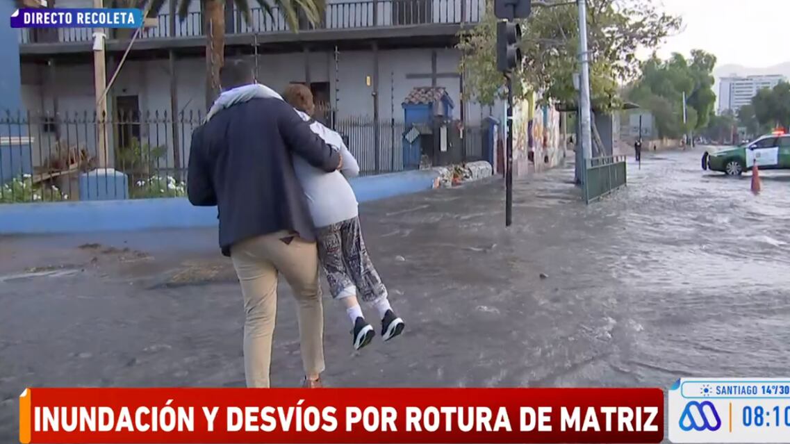 Daniel Silva ayuda a cruzar a mujer