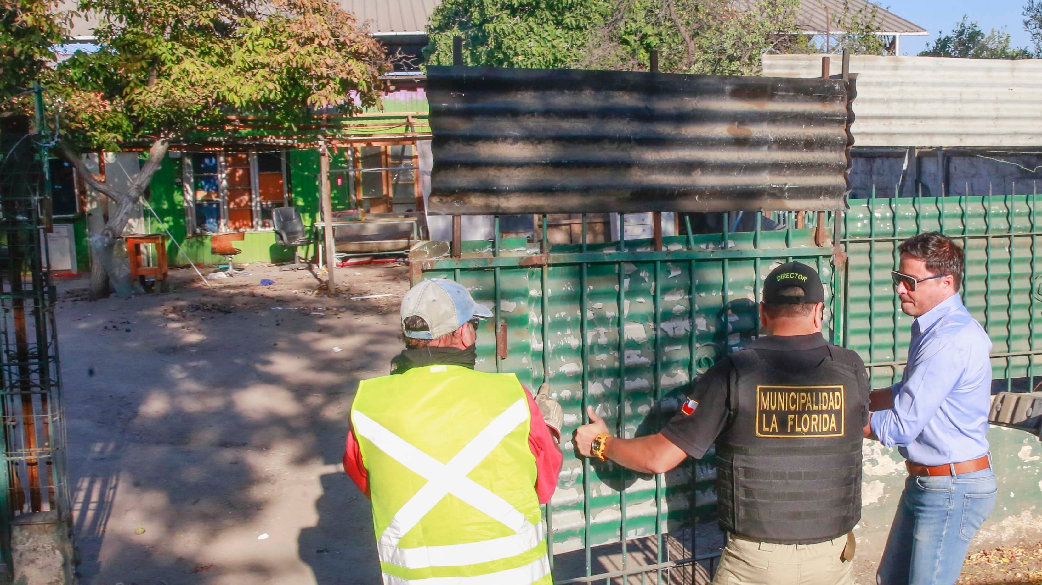 Santiago 5 marzo 2023
Como parte de la Política de Recuperación de Barrios de la Municipalidad de La Florida, el alcalde Rodolfo Carter encabeza el operativo de demolición de una tercera vivienda en la comuna; despliegue en el que participarán Carabineros de Chile, Seguridad Ciudadana y un equipo de 100 funcionarios del municipio.
Para seguridad y coordinación de los equipos de prensa, los medios de comunicación saldrán de la comisaría como parte de la caravana de vehículos municipales que participará en el operativo, una vez que la zona de intervención haya sido asegurada por Carabineros."
Juan Eduardo Lopez/ Aton Chile