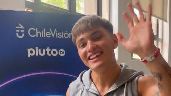 El penúltimo eliminado de Gran Hermano, Hans Valdés, sorprendió a la prensa que llegó en masa a entrevistarlo a CHV, entregándoles un simbólico detalle que lo representa en cuerpo y alma. 
Se trató de una pequeña planta decorativa, en honor al seudónimo que recibió al interior del encierro, debido a su personalidad quitada de bulla. 
“Hola amigos de Publimetro, les tengo un regalito muy hermoso. Como adentro me decían planta, aquí la planta está para ustedes”, señaló junto con regalar un pequeño macetero con una suculenta y una foto de él con el fondo de Gran Hermano. 
Respecto al apodo que recibió, señaló a este medio que se lo tomó de la mejor manera, advirtiendo eso sí, que “la planta” creció y ahora comenzará a dar sus frutos. 
“Me parece bien. Planta que va creciendo. Ahora está más grande, va sacando sus frutos”. 
Producto de ello, indicó que se vienen los eventos y partidos de futbol junto a sus excompañeros, Lucas Crespo y Fernando Altamirano, Bambino. 
“Tiene que aparecer Hans”, sentenció. 
¿Se juntará con Rubén Gutiérrez?
Recién nos enteramos que la señora Mónica Ramos se juntó con Rubén fuera del encierro. Por eso recibió varias críticas en redes sociales, pero ella dice creer en su versión, la cual niega las acusaciones de acoso.
De hecho, Hans también era uno de sus más cercanos dentro de la casa-estudio y quisimos saber si él seguiría los pasos de su amiga, la señora Mónica.
“Yo creo que cuando se calmen más las cosas, que se aclare lo que pasó”, lanzó de entrada sin descartar una futura junta con Gutiérrez.
- ¿Prefieres que él de su versión primero?
- sí.
- Pero ahora se juntó con la señora Mónica...
- Yo prefiero más calmado, que se arreglen las cosas, aclaró.