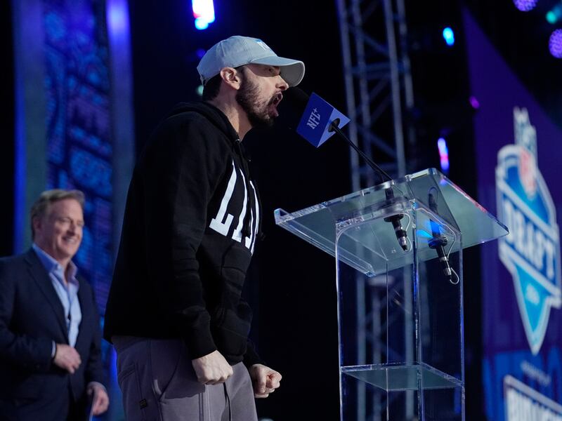 Eminem rompió el Draft de la NFL y anunció su nuevo álbum