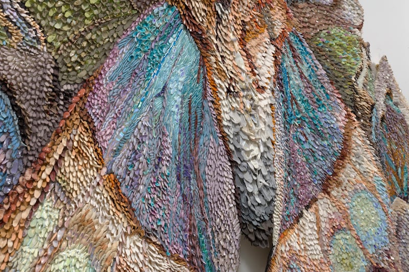 Inspirada por la intrincada estructura de las alas de mariposa reales, la artista Rebecca Manson transforma minúsculos detalles naturales en impresionantes esculturas a gran escala. Foto: Jessica Silverman Gallery.