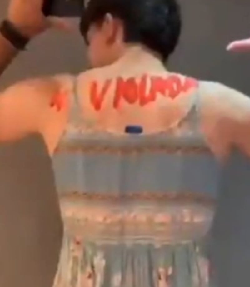 Joven se disfraza de mujer violada