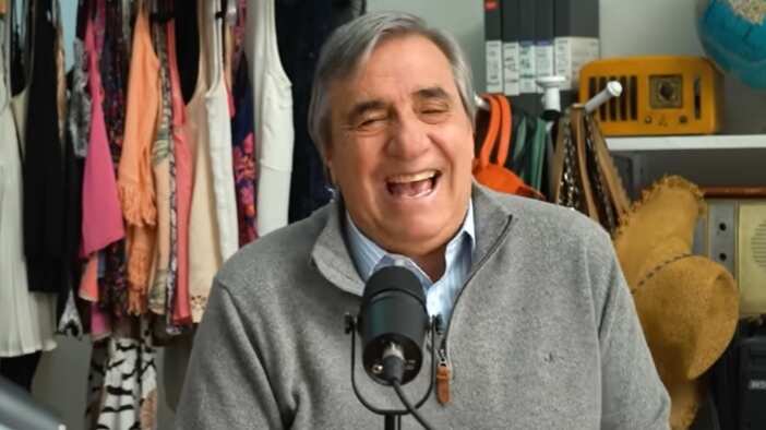 El animador reconoce que si bien mira algo de televisión abierta, cree que la actual parrilla programática de los canales nacionales adolece de programas de humor.