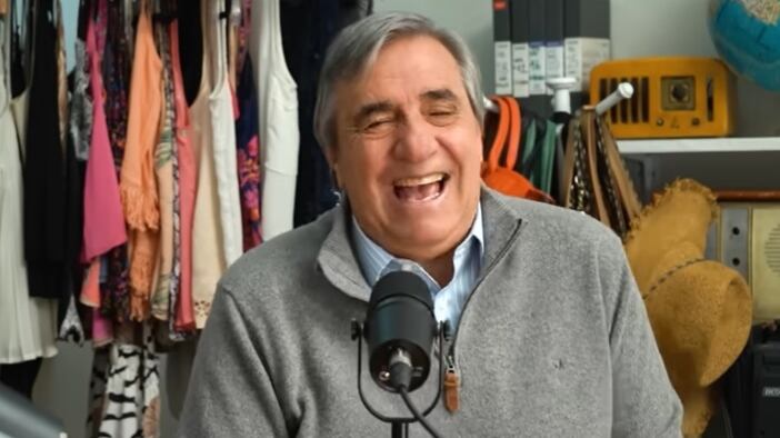 El animador reconoce que si bien mira algo de televisión abierta, cree que la actual parrilla programática de los canales nacionales adolece de programas de humor.