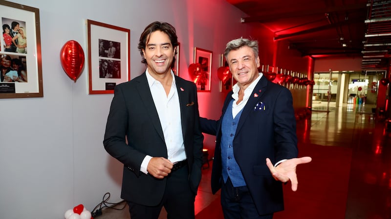 Amor a Ciegas: De qué trata el nuevo programa de CHV que conduce Cristián Riquelme junto a Yann Yvin