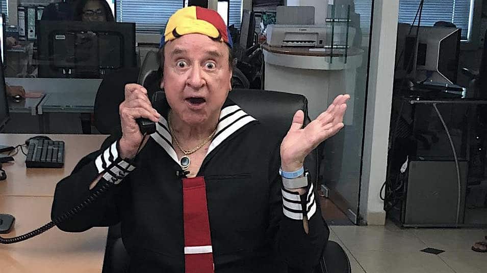 El actor Carlos Villagrán es tundido en redes por seguir con su personaje.