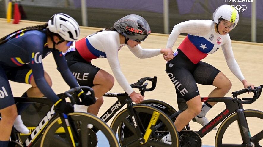 El binomio nacional le entregó la medalla número 31 a la delegación del Team Chile.