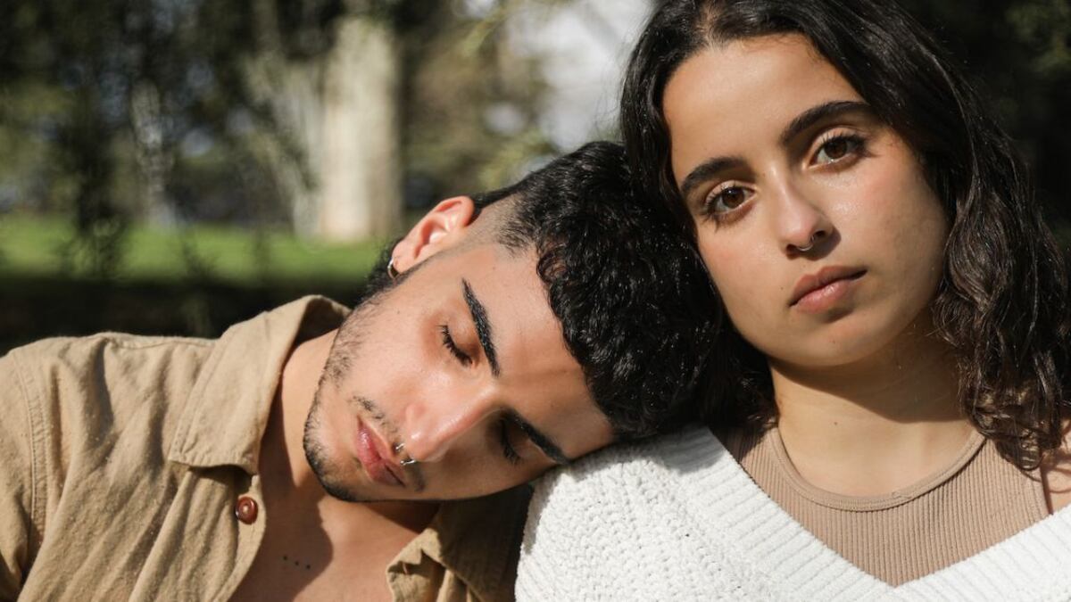 Si un hombre deja caer su cabeza sobre el hombro de una mujer es porque tienen una gran relación