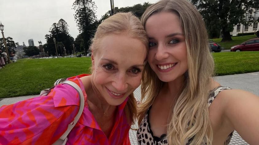 Hija de Karen Doggenweiler impactó con radiografía de su operación por escoliosis: "Tengo cuatro prótesis de titanio y 68 pernos”
