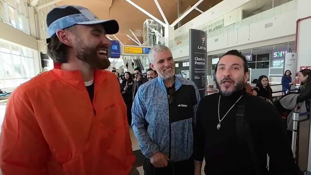Felipe Avello protagonizó un divertido y comentado video con el futbolista Ben Brereton desde el aeropuerto Pudahuel, justo cuando el seleccionado nacional regresaba desde San Pedro de Atacama, lugar turístico del norte del país que visitó como parte de su docureality “El Breretour”.
“Atención. Cuando iba a Calama, en el aeropuerto me encontré con el gran futbolista Ben Brereton y acompañado del tremendo periodista y comediante Manuel de Tezanos”, comentó Felipe Avello en su canal de Youtube.
Pero, lo que más llamó la atención fue su nivel de inglés estilo Luis Jara, el cual sacó adelante a puro empuje.
“Nice to meet you (encantado de conocerte)”, le dice Avello al jugador. “Did you enjoy your vacations? (¿Disfrutaste de tus vacaciones?)”, pregunta el humorista a duras penas, comentando además que Brereton estaba “close” (encerrado) en Juan Pinto Durán y ahora pudo salir a ver la luz.