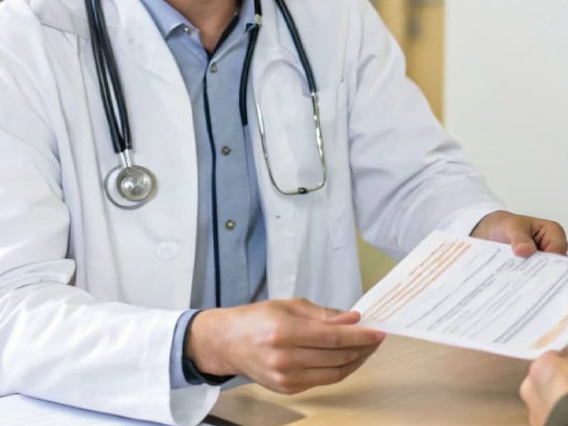 Detectan a más de 80 mil trabajadores del sector privado que viajaron al extranjero estando con licencia médica entre 2024 y 2025