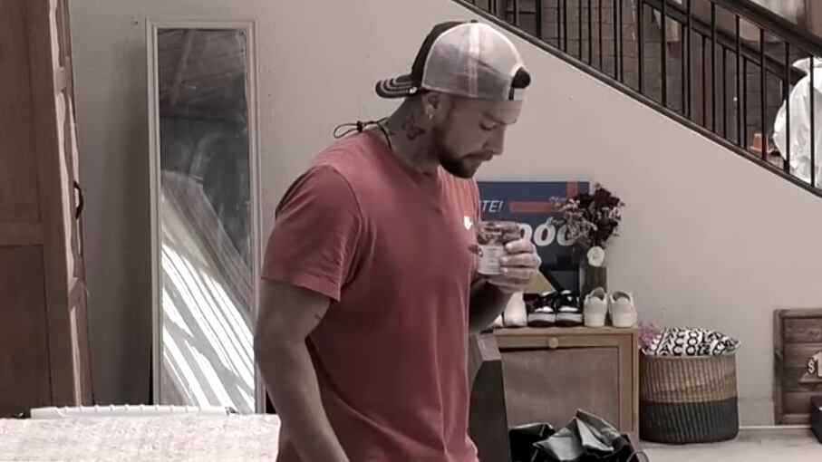 Luis Mateucci escupe nutella de Fabio Agostini en "Tierra Brava",