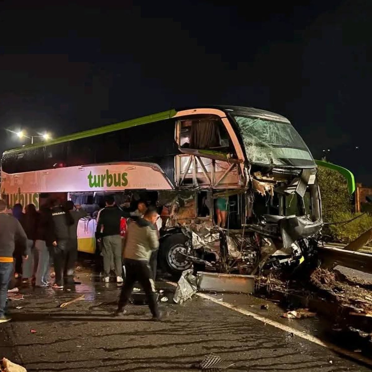 Choque de alta energía en Pitrufquén: 2 fallecidos y 20 heridos Choque de alta energía en Pitrufquén: 2 fallecidos y 20 heridos