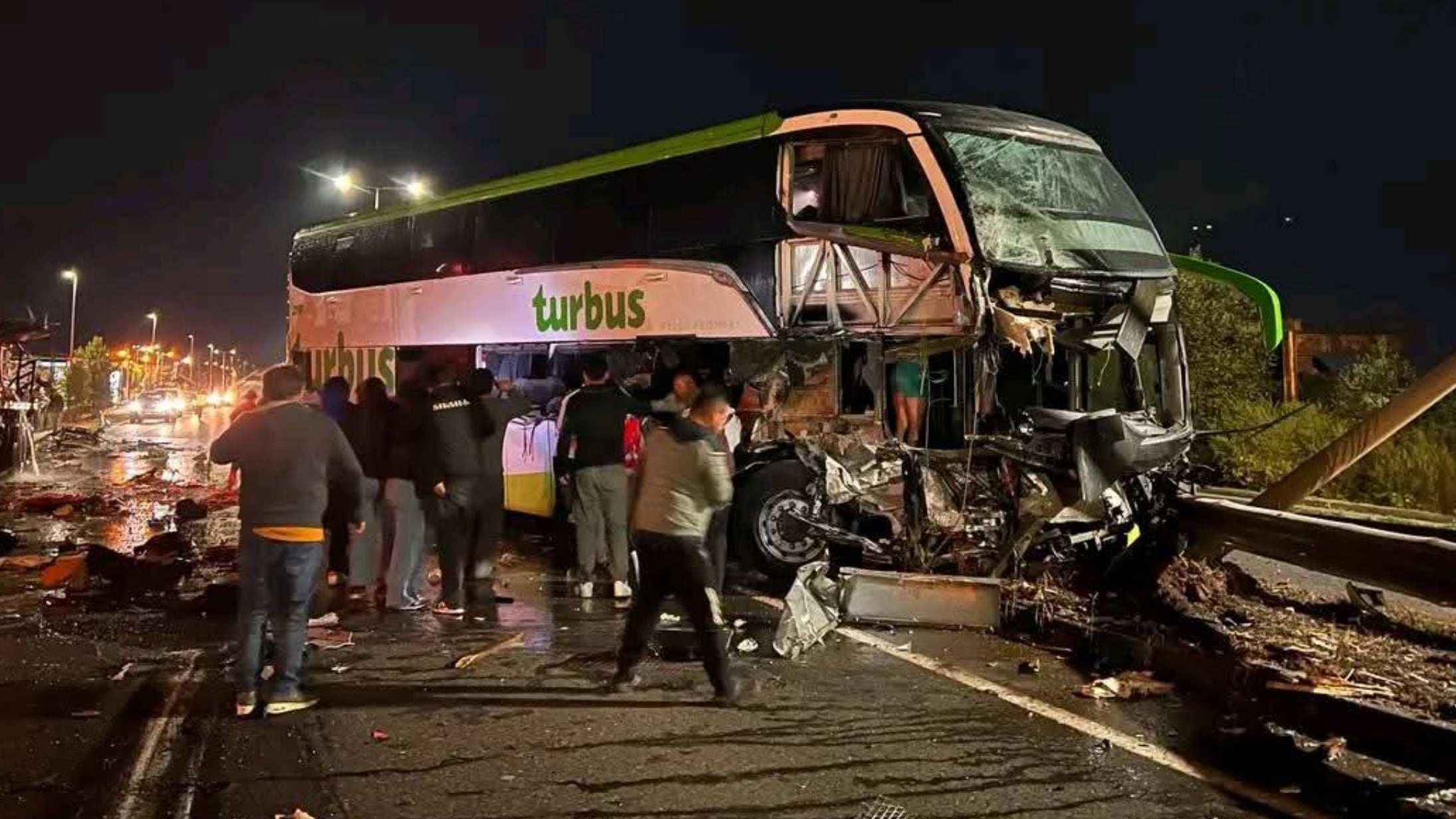 Dos fallecidos dejó accidente de alta energía entre un bus y un camión en Pitrufquén
