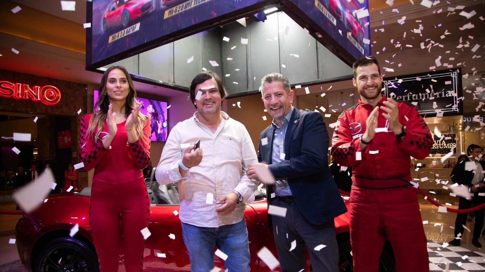 Claudio Bravo, ganador de un Mazda MX-5 en el sorteo de automóviles cero kilómetros en Casino Monticello