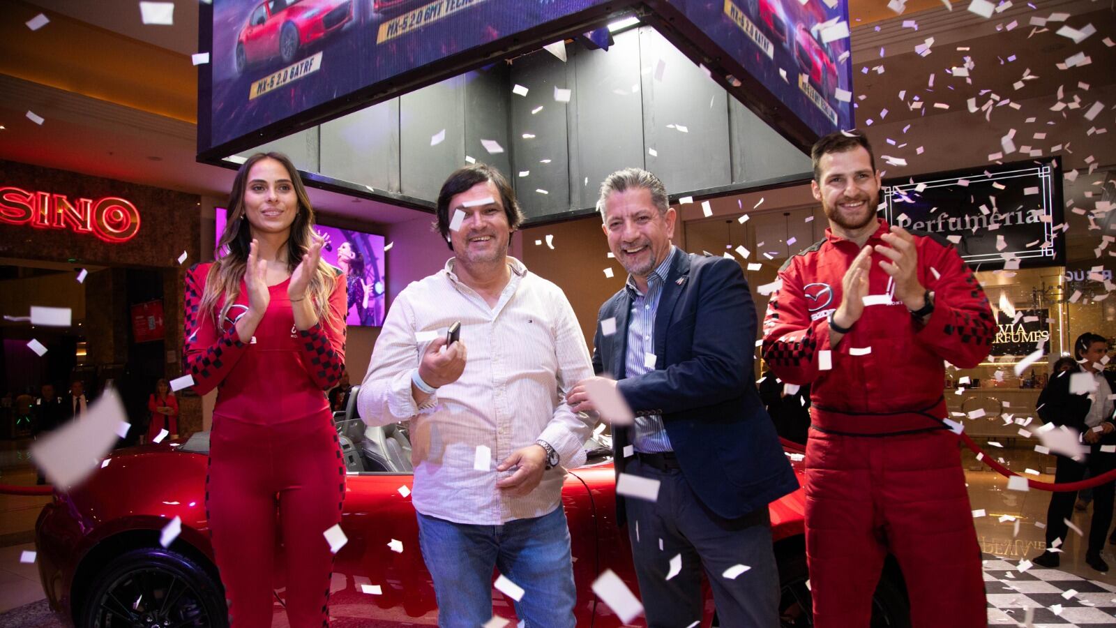 Claudio Bravo, ganador de un Mazda MX-5 en el sorteo de automóviles cero kilómetros en Casino Monticello