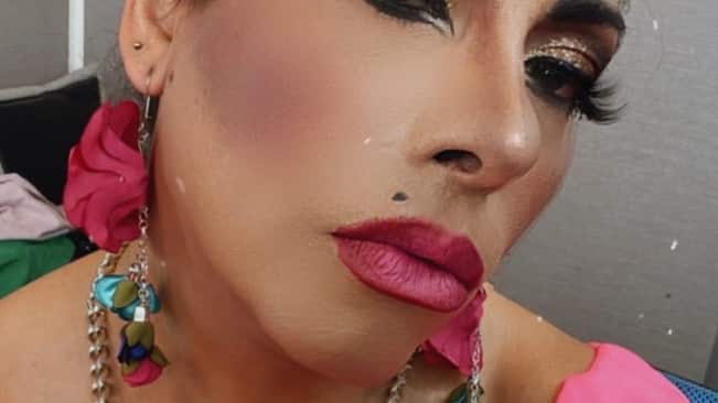 Botota Fox es una de las transformistas más queridas de Chile, con una trayectoria en televisión y en Internet, ha logrado un lugar en el espectáculo nacional.
Y el cariño de la gente es innegable, por eso cuando ocurren actos de violencia como el que denunció en la madrugada del 31 de enero, se encienden las alarmas en redes.
“Se que no quería escribir esto ,pero me siento tan devastando, con mucha pena, porque no merezco que me peguen”, comenzó escribiendo en un post en Instagram.
“Me defiendo de no ir más al circo #labotaysusamigas en el Marga Marga, creo que nadie se merece que te violenten, menos basuras”, afirmó sin dar mayores detalles de lo ocurrido.