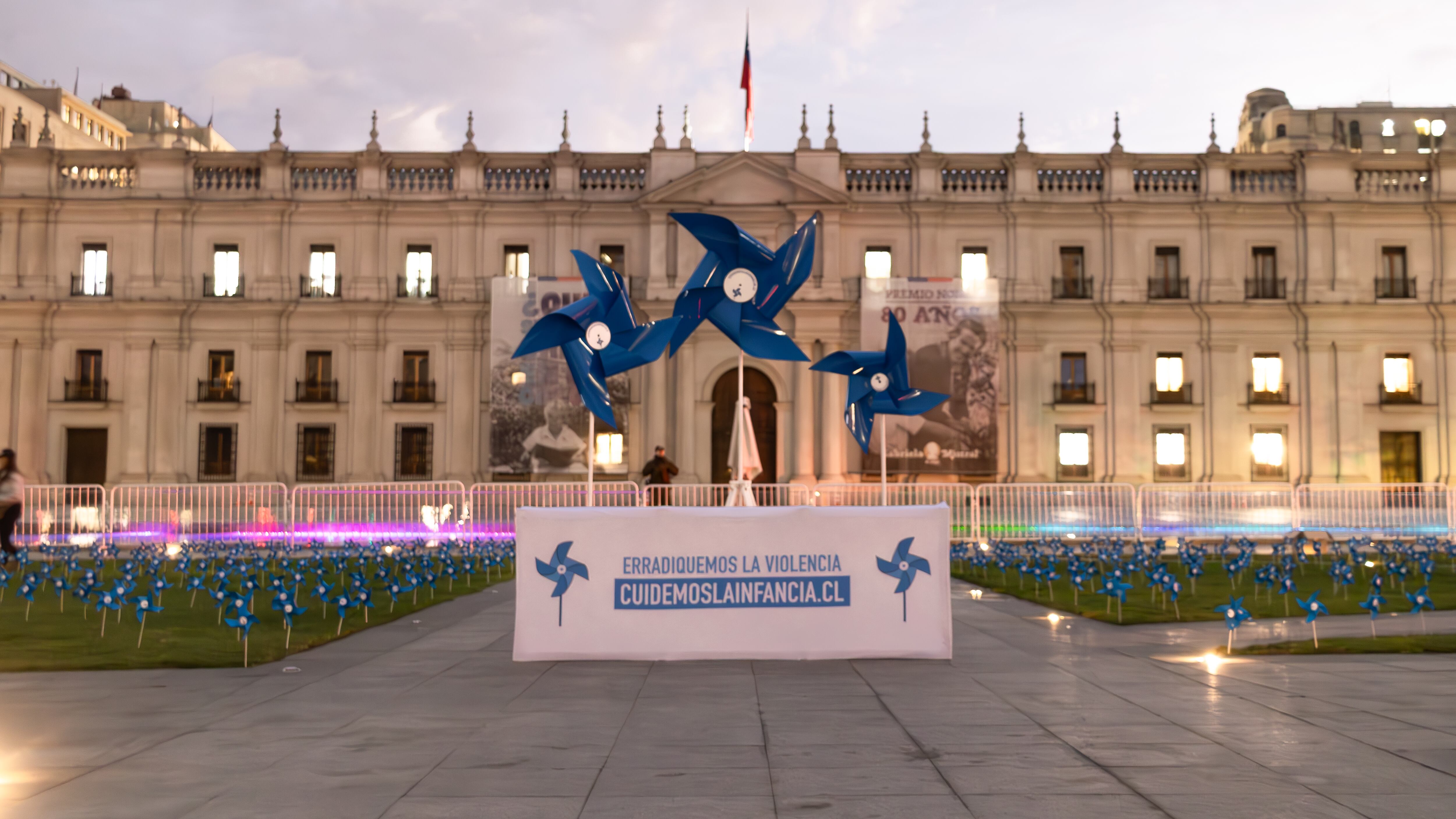 Más de 4 mil remolinos azules por la infancia frente a La Moneda